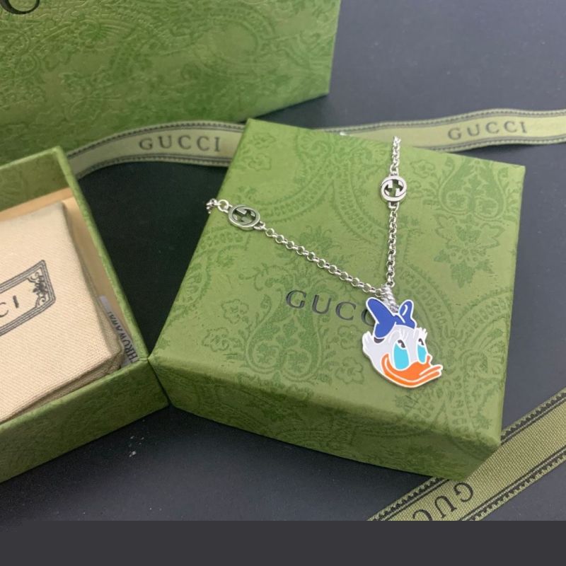 G*u*i necklaces